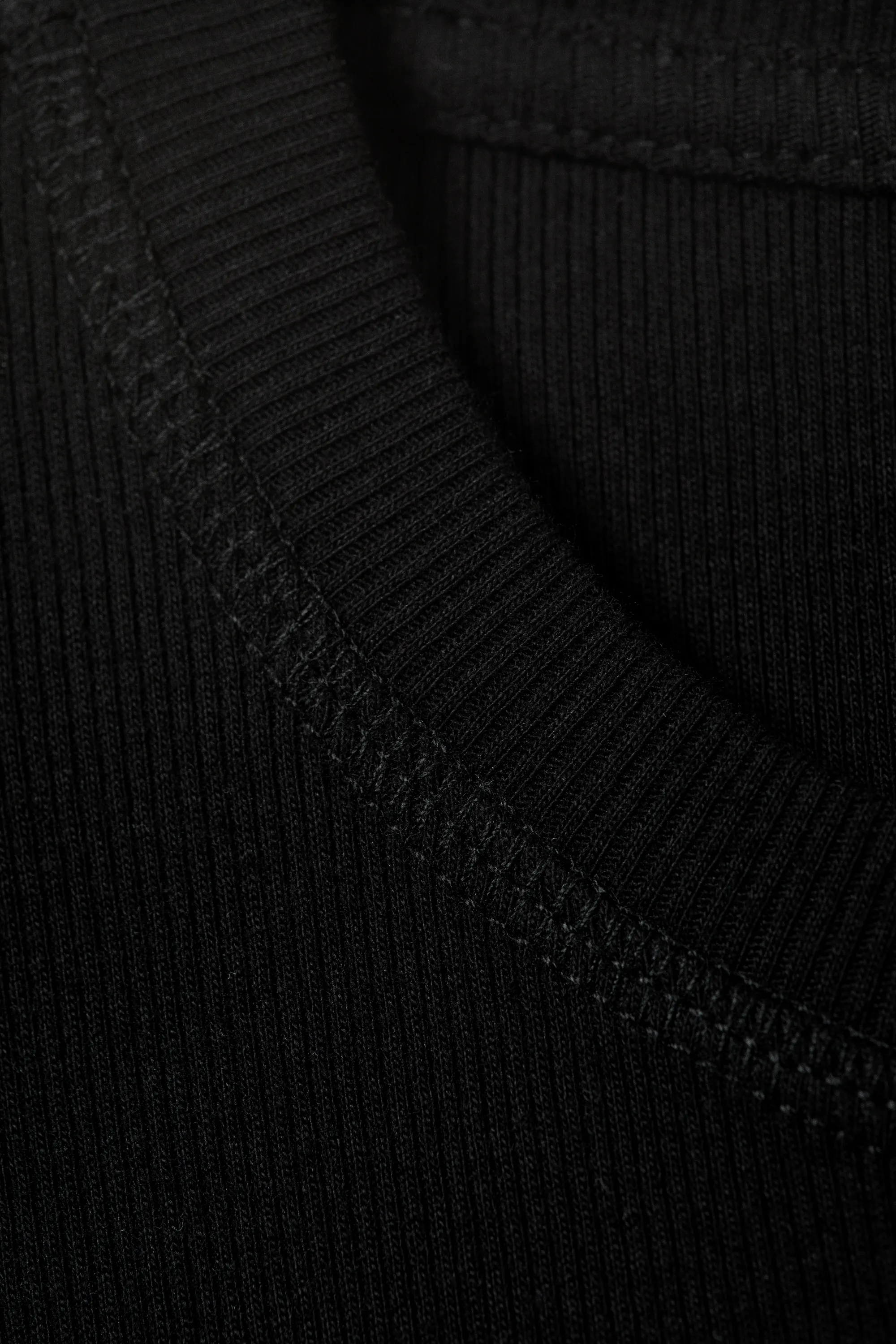 T-SHIRT CÔTELÉ, COUPE CARRÉE AJUSTÉE - Noir
