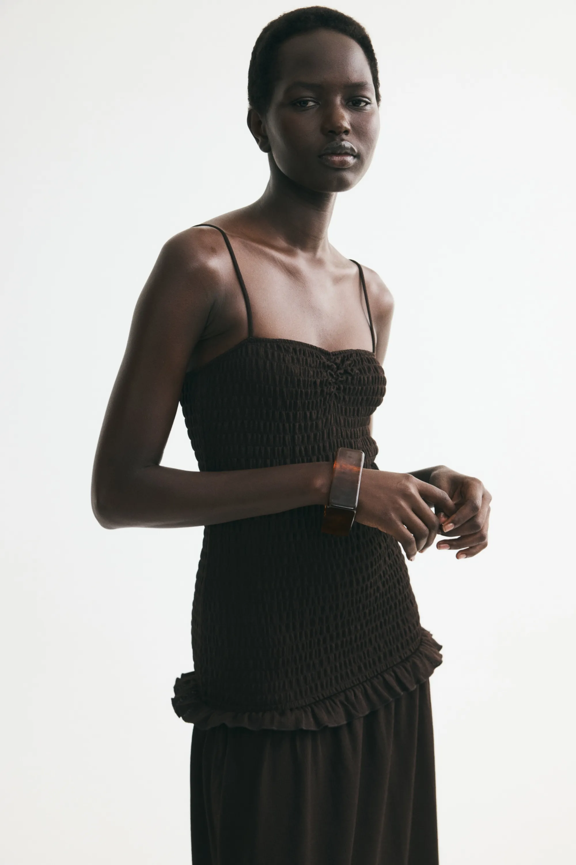 Robe à bretelles fines avec corsage smocké - Marron foncé