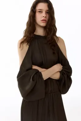 Combi-pantalon en satin avec épaules dénudées - Vert kaki foncé — photo 2