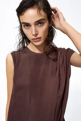 Robe en satin à effet drapé - Marron foncé — photo 2