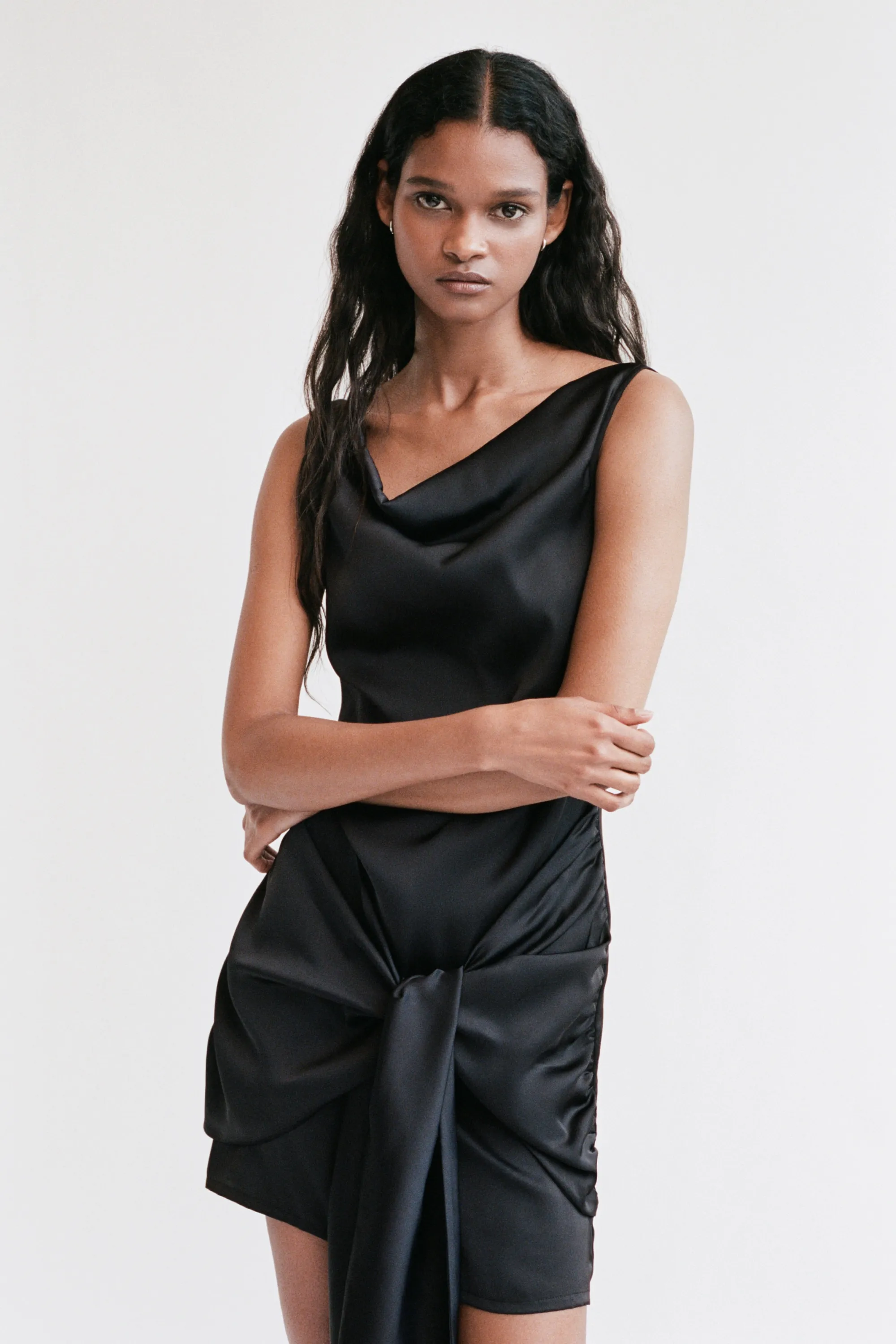 Robe en satin avec encolure bénitier - Noir