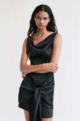 Robe en satin avec encolure bénitier - Noir — photo 1