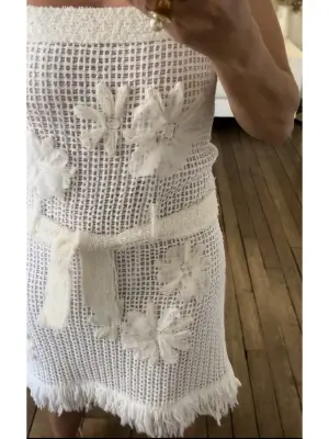 Robe courte à bretelles en dentelle crochet de coton blanc brodée de fleurs en soie Prix boutique 4000€ Taille 36 — photo 5