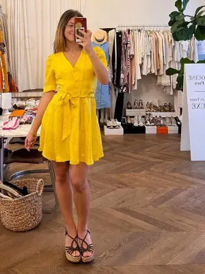 Mini robe ceinturée décolletée V manches courtes en satin jaune soleil Prix boutique 310€ Taille XS — photo 2