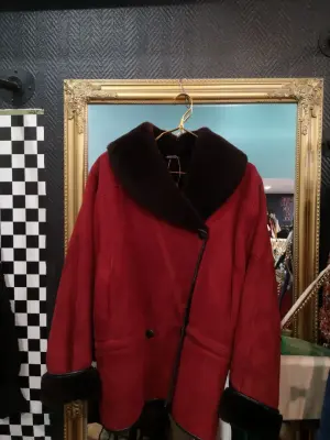Veste courte en peau lainée bordeaux — photo 1