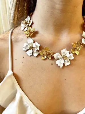 Collier à fleurs en laiton doré et émaille blanche — photo 4