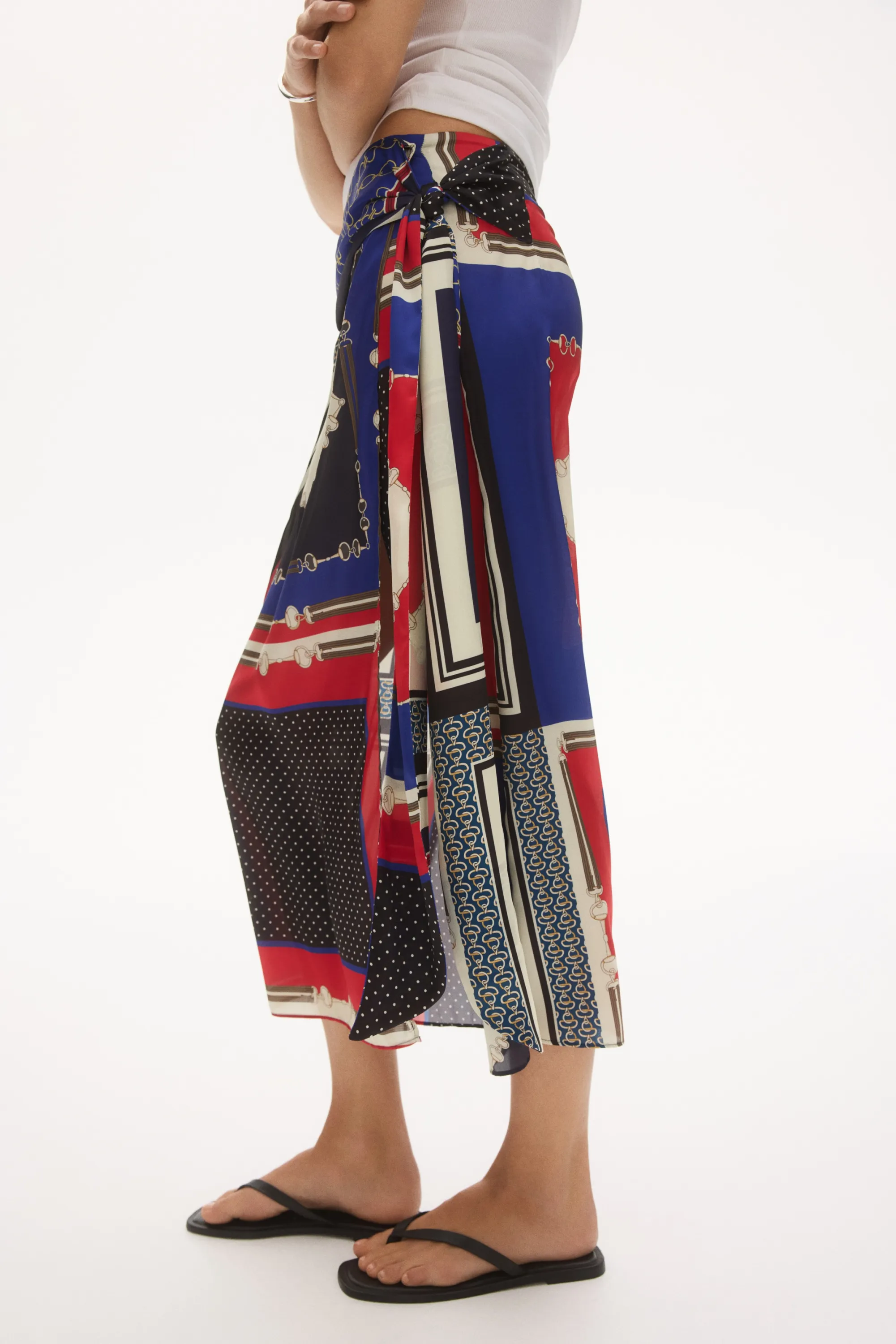 Jupe en satin avec détail à nouer - Bleu vif/rouge