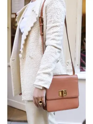 Sac à bandoulière LOUISE en cuir rose Px boutique 1450€ — photo 3
