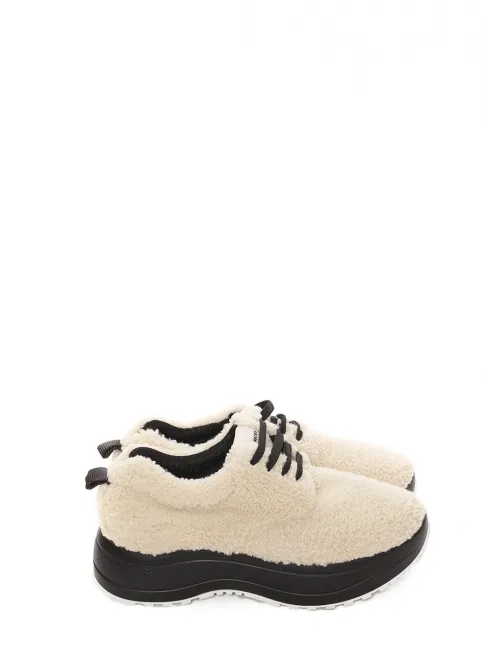 Chaussures plates en shearling blanc crème semelle et lacets noirs Prix boutique 1100€ Taille 40