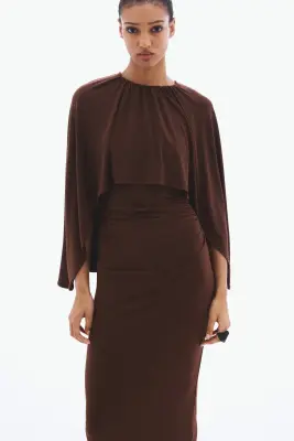 Robe à effet drapé avec cape - Marron foncé — photo 1