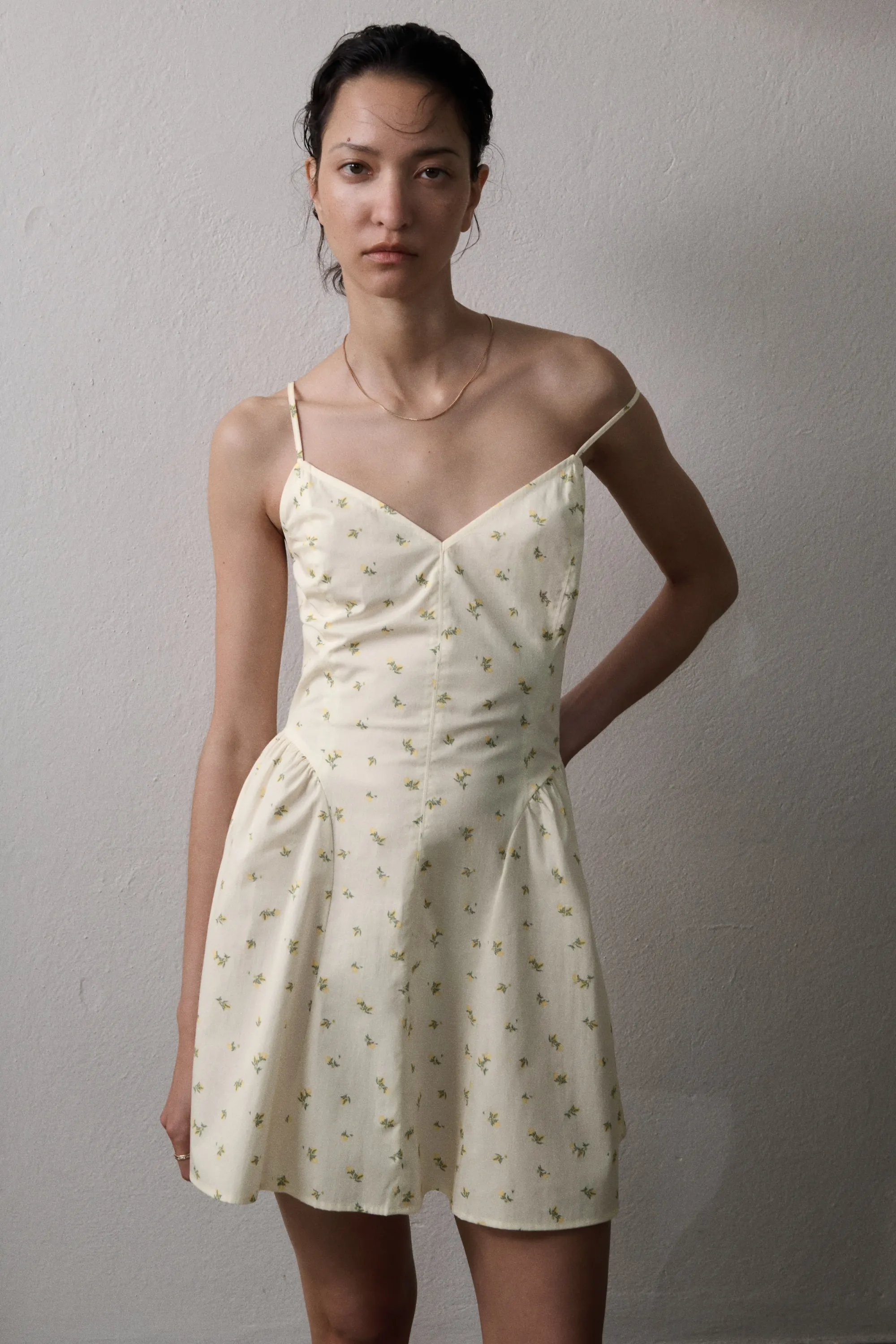 Robe à bretelles fines avec jupe évasée - Crème/citrons