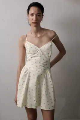Robe à bretelles fines avec jupe évasée - Crème/citrons — photo 1