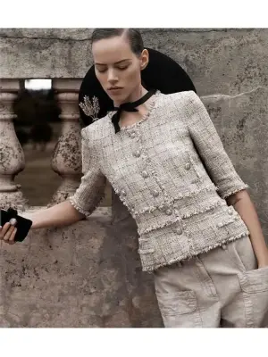 Veste manches courtes en tweed beige gris perle et doré  boutons nacre Prix Boutique est. 6000€ Taille 40/42 — photo 5