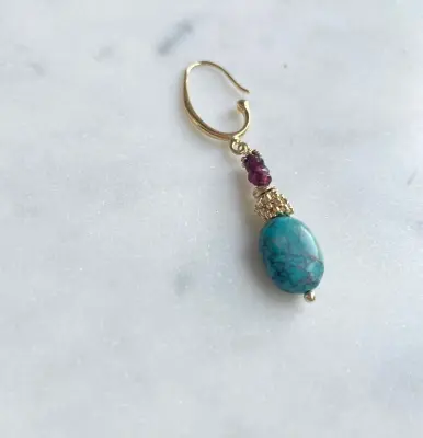 Nouveau ! ROOM SERVICE JEWELRY Boucle d'oreille Mono Créole Turquoise Grenat — photo 2