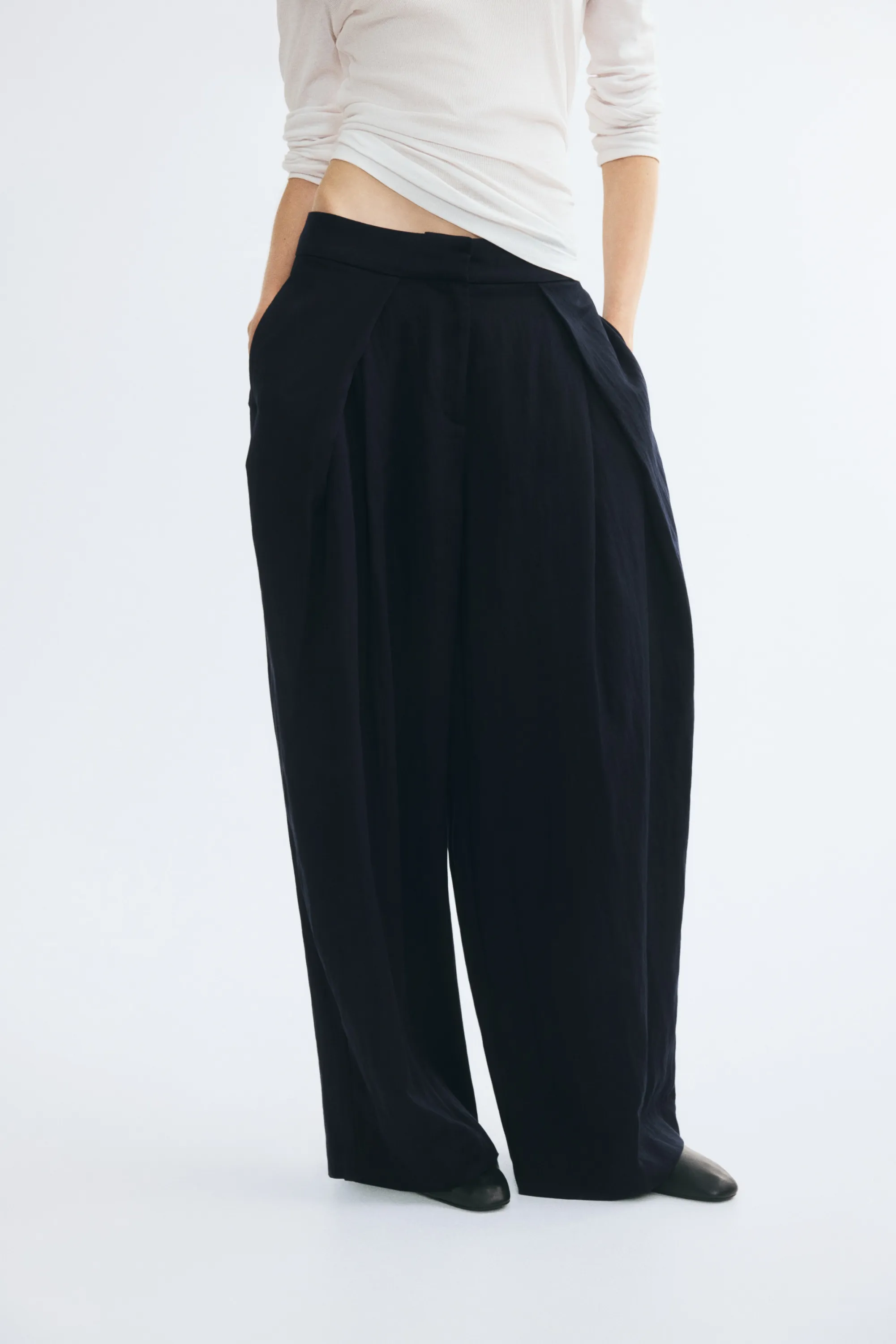 Pantalon froissé avec détails croisés - Bleu marine