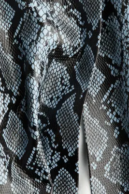 Jupe crayon en tissu enduit - Bleu/motif peau de serpent — photo 3