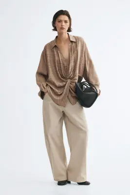 Chemise en viscose mélangée avec détail torsadé - Taupe/rayé — photo 1