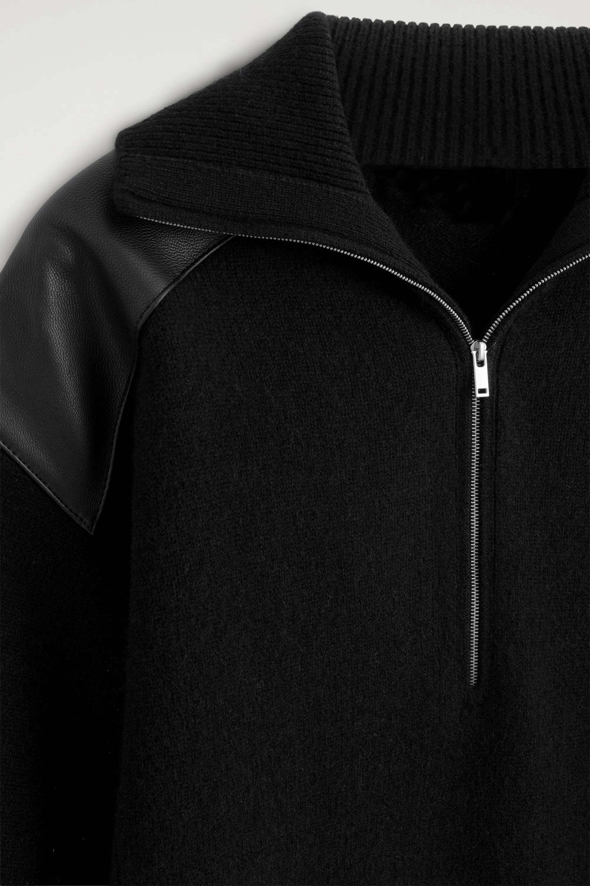 PULL DEMI-ZIPPÉ EN LAINE MÉRINOS FINITIONS CUIR - NOIR