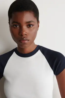 T-SHIRT SLIM À MANCHES RAGLAN EN COTON - Blanc / Bleu marine — photo 3