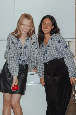 Blouse brodée à volants Femme — photo 2