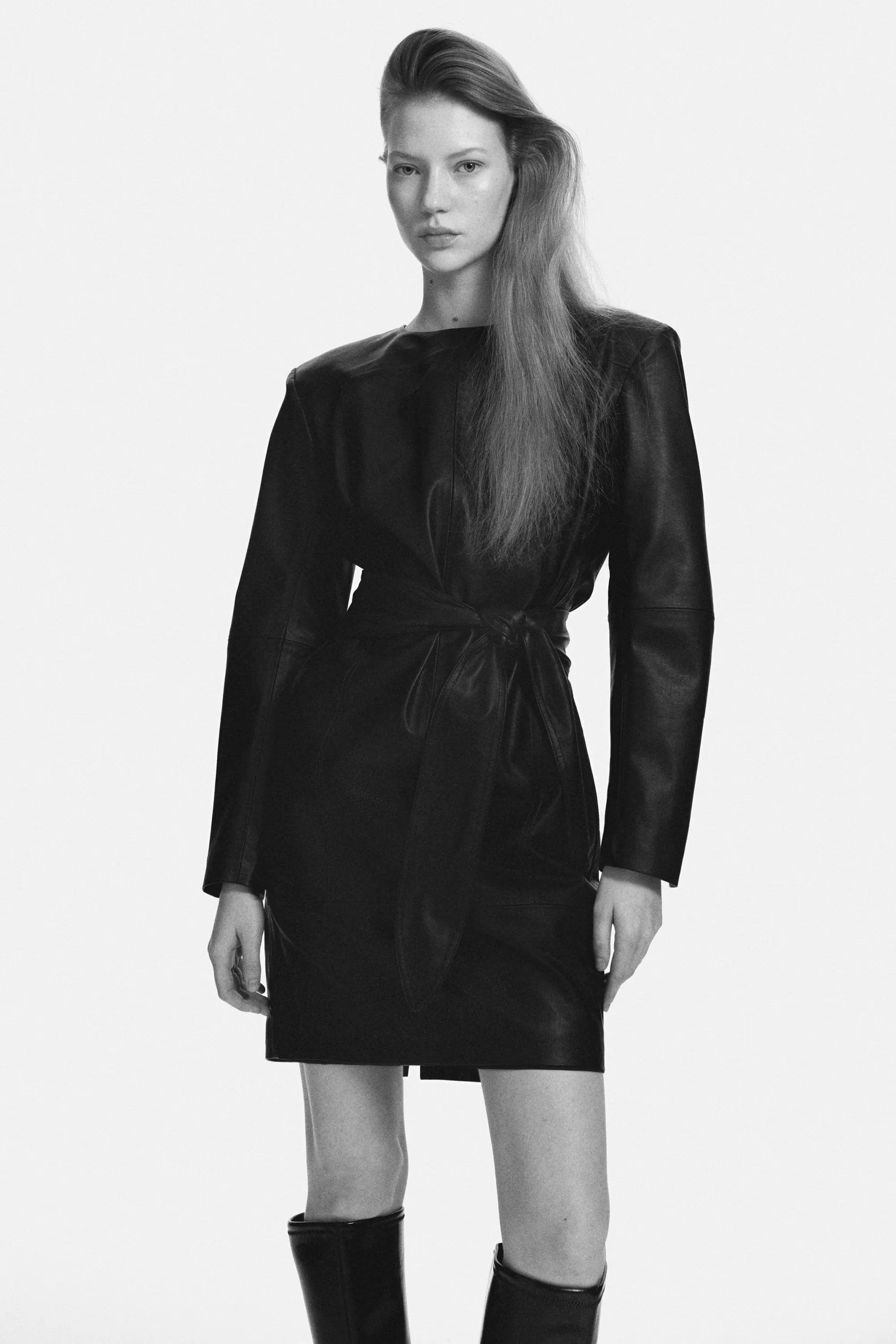 Robe en tissu enduit avec ceinture à nouer - Noir