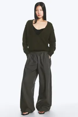 Pull confectionné à col V, coupe ample - Vert foncé — photo 1