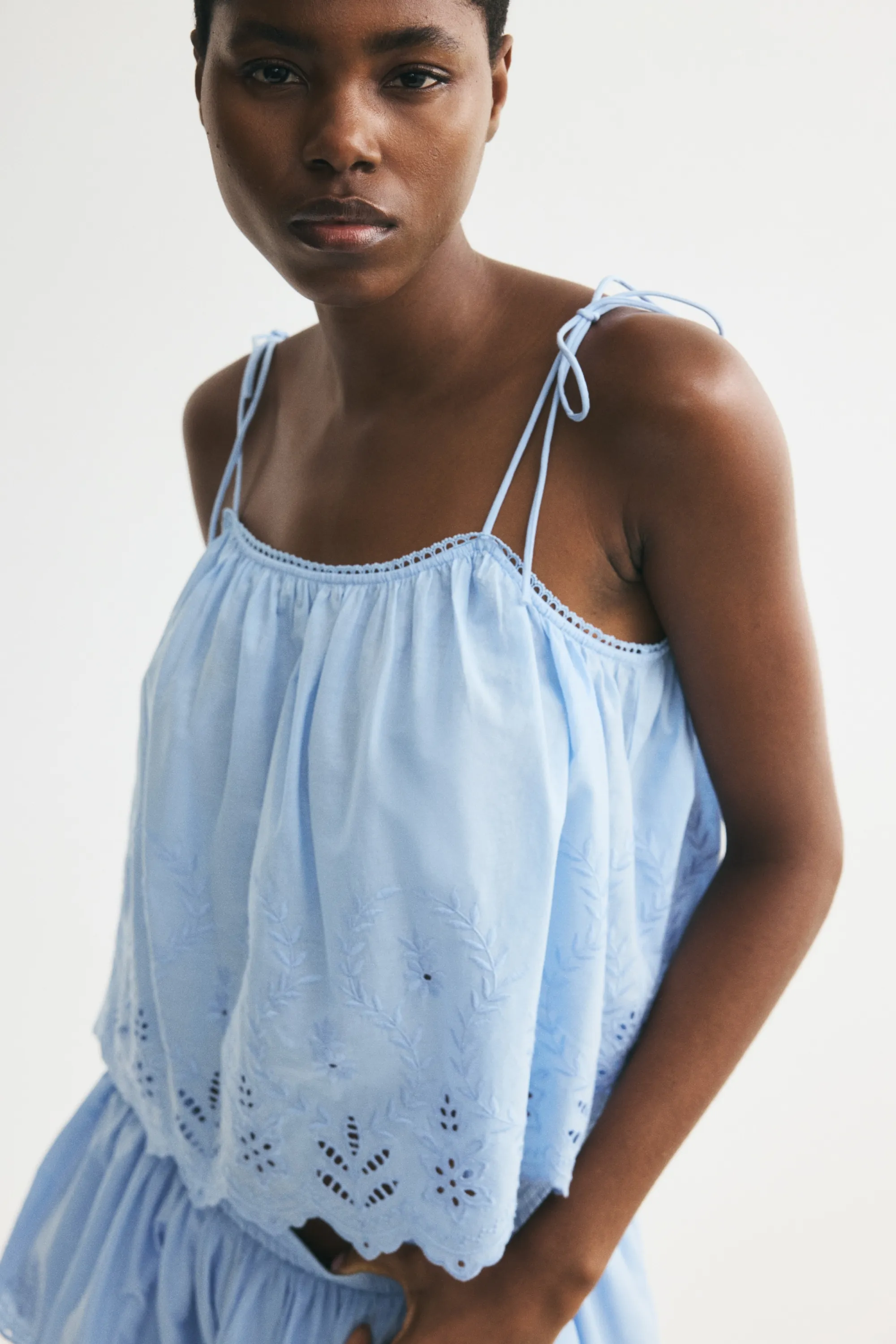 Top avec broderie anglaise et bretelles à nouer - Bleu clair