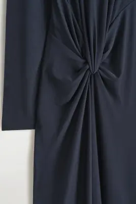 ROBE MIDI DRAPÉE À DÉTAIL TORSADÉ - BLEU MARINE — photo 5