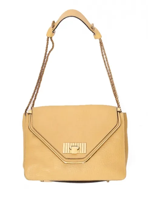 Sac SALLY moyen modèle en cuir grainé jaune miel et chaîne dorée Prix boutique 1710€