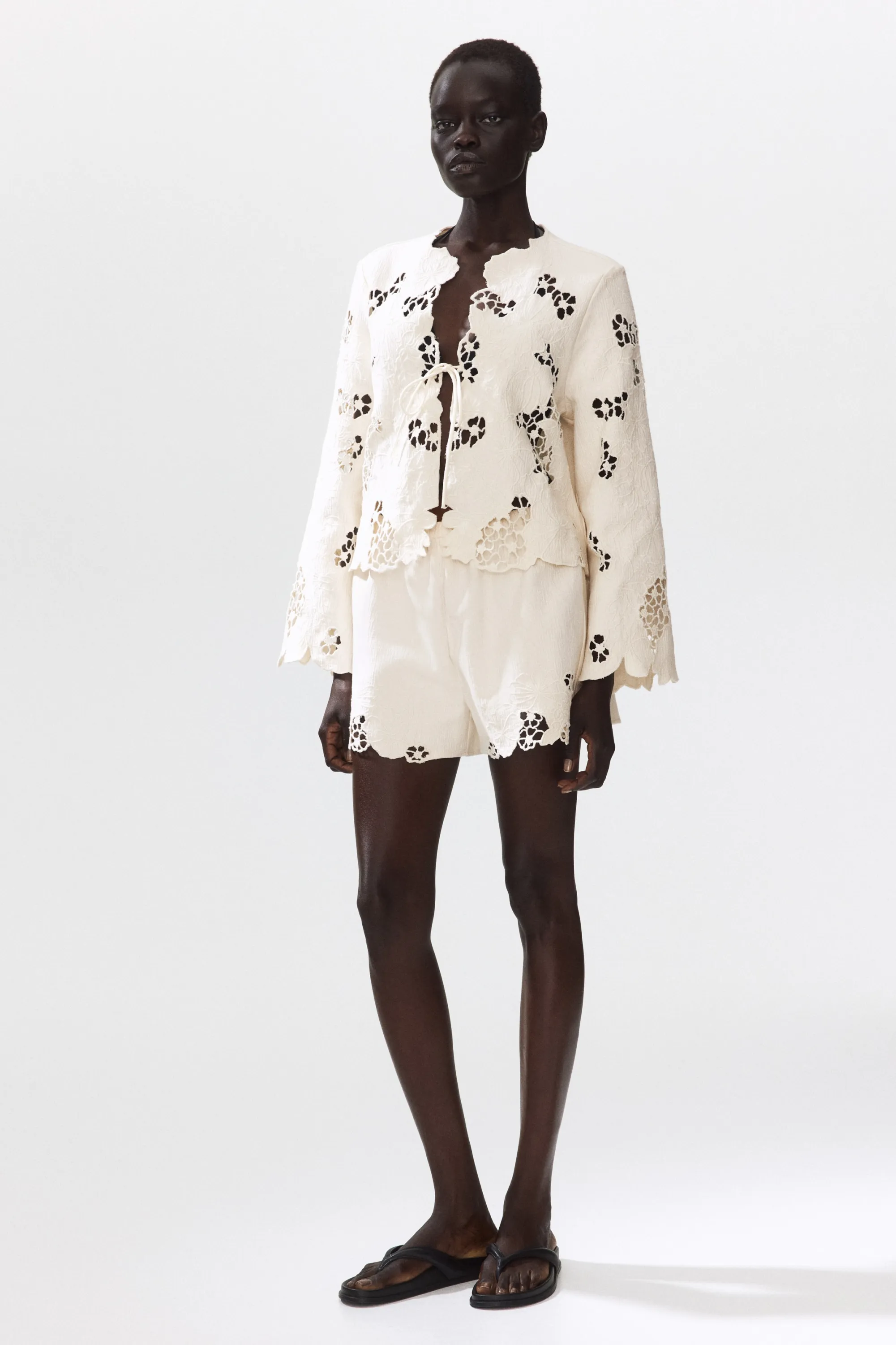 Veste à bords festonnés avec broderie anglaise - Crème