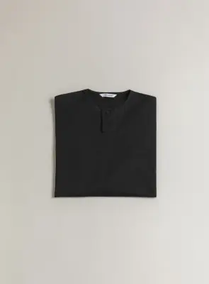 2 Buttons T-Shirt in Black Technical Knit