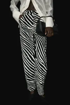 Pantalon en twill avec jambes barrel - Noir/motif zébré — photo 1