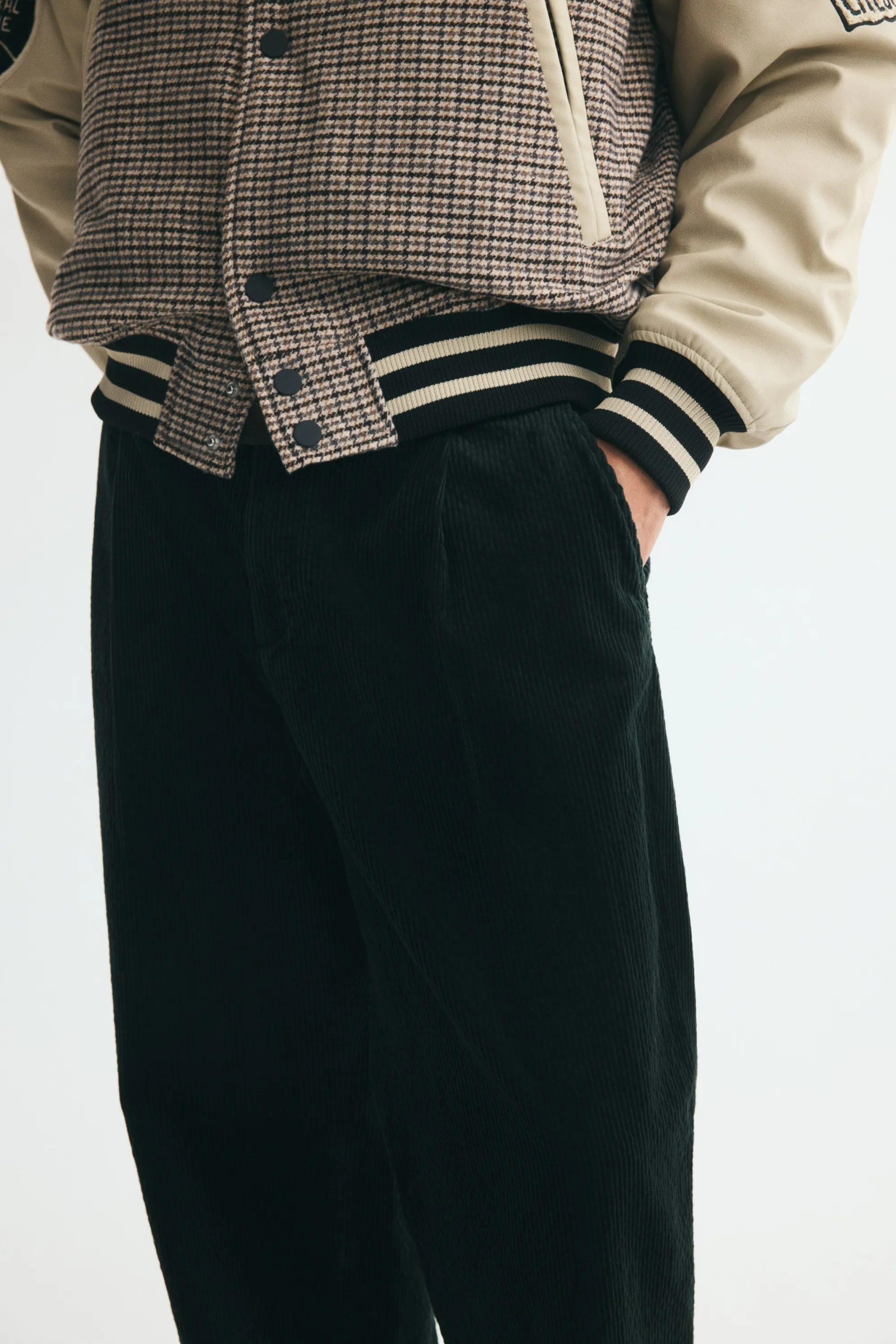 Pantalon Regular Fit en velours côtelé - Vert foncé