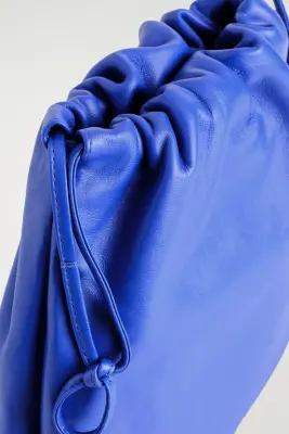 SAC BANDOULIÈRE À CORDON DE SERRAGE - CUIR - BLEU COBALT — photo 3