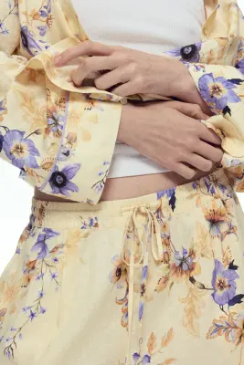 Short en lin mélangé - Jaune clair/fleuri — photo 1