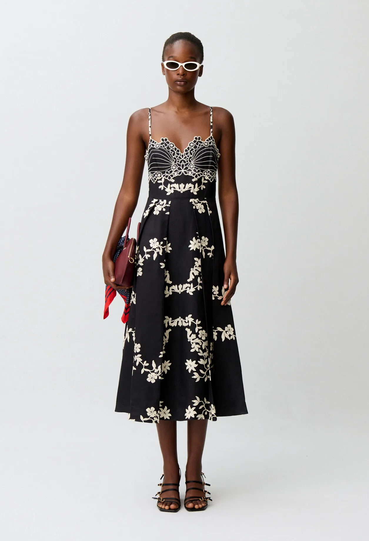 Robe bretelles broderies florales