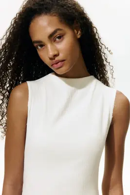 Robe froissée avec encolure bateau - Crème — photo 2