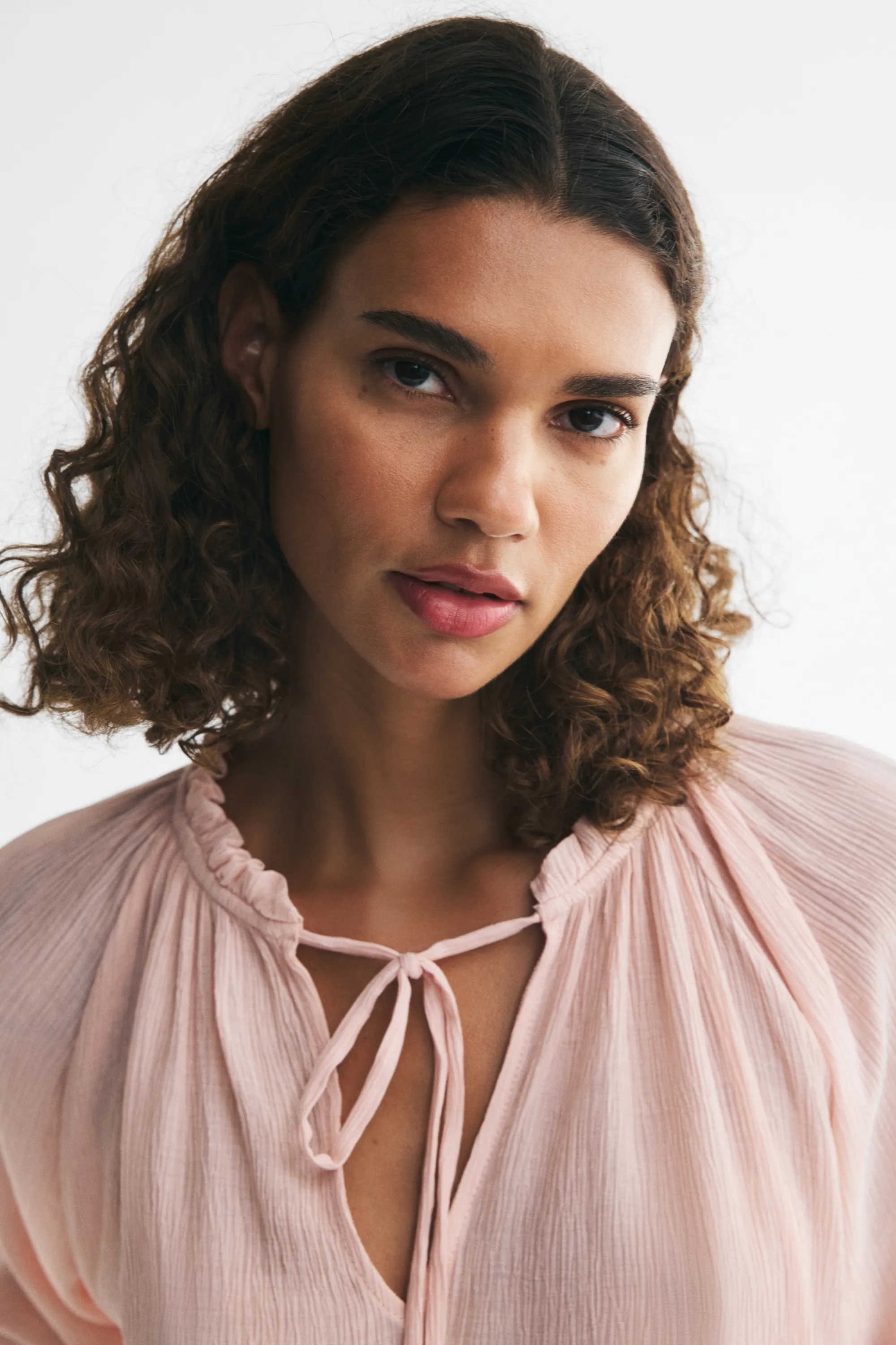 Blouse en viscose mélangée avec manches ballon - Rose clair