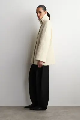 MANTEAU COURT À COL CHEMINÉE EN LAINE À CHEVRONS - CRÈME — photo 2