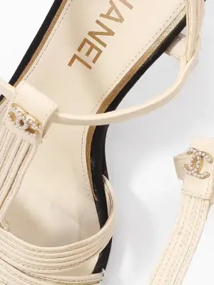 Escarpins T bar en cuir blanc crème gros grain noir et sigle CC perle Prix boutique 1200€ Taille 38 — photo 4