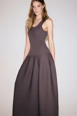 Robe en maille côtelée avec jupe tulipe - Marron foncé — photo 1