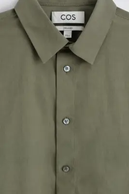 CHEMISE DÉCONTRACTÉE EN POPELINE DE COTON PIMA - KAKI — photo 2