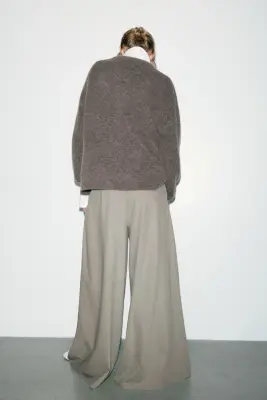 Pantalon plissé avec jambes larges - Grège clair/rayures tennis — photo 3