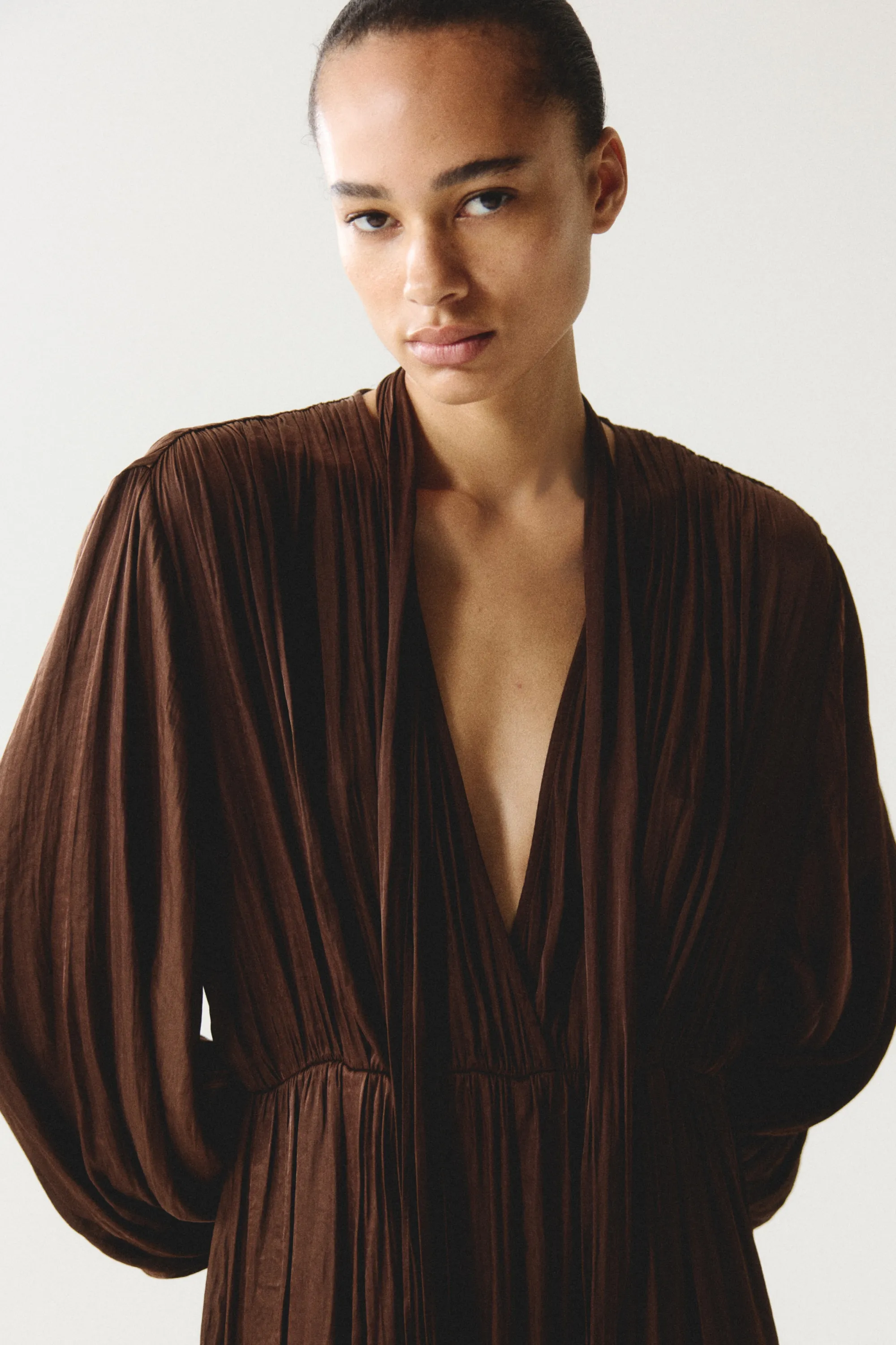Robe en satin avec col cravate - Marron foncé