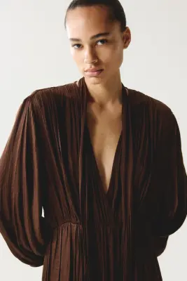 Robe en satin avec col cravate - Marron foncé