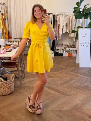 Mini robe ceinturée décolletée V manches courtes en satin jaune soleil Prix boutique 310€ Taille XS — photo 4