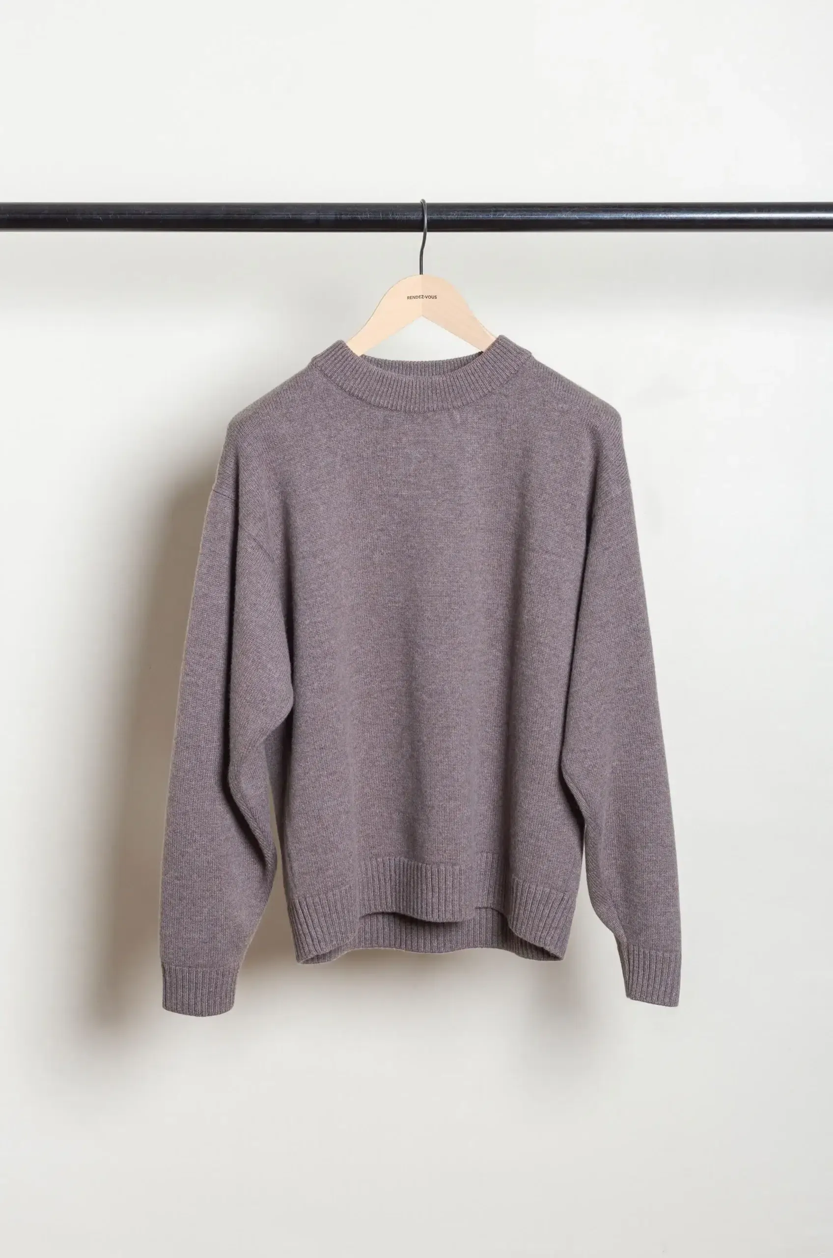 Arpenteur – SOURCE ROUND COLLAR SWEATER – GREIGE
