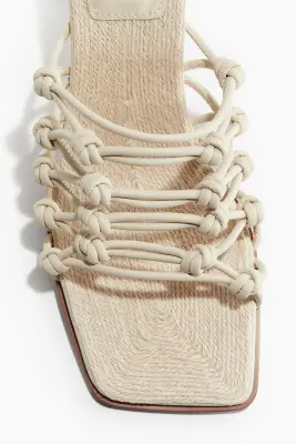 Sandales à talon avec détails noués - Beige clair — photo 1