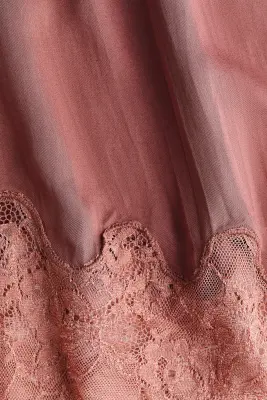 Pantalon de pyjama en satin avec dentelle - Marron pourpre ancien — photo 4