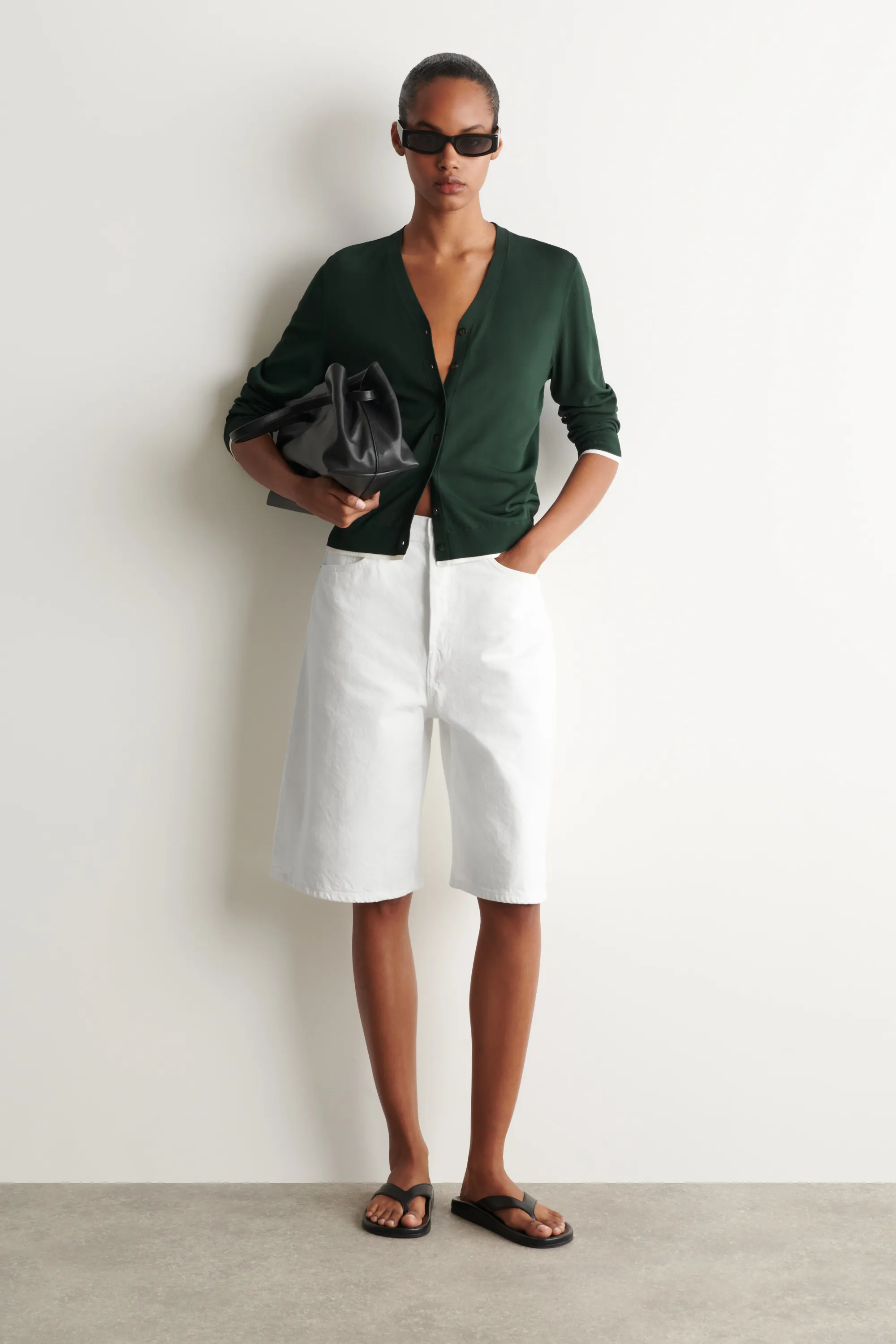 CARDIGAN EN MAILLE À COL EN V ET DÉTAIL SUPERPOSÉ - VERT FONCÉ / BLANC